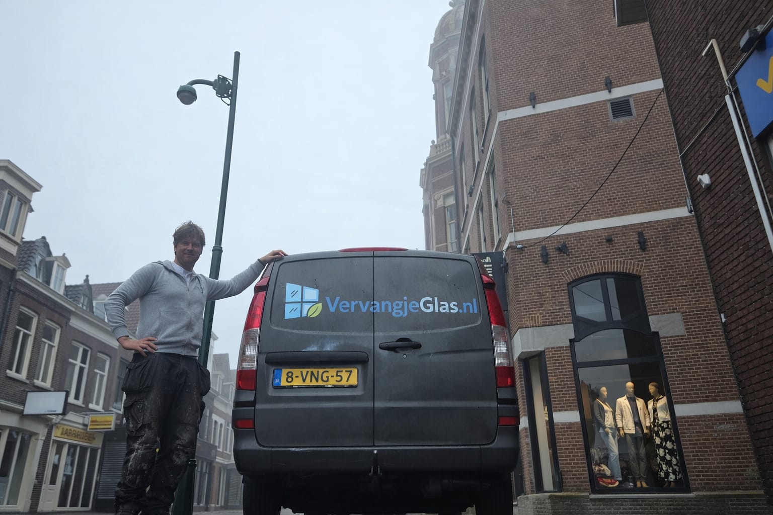 Lokale glaszetter van VervangjeGlas.nl aan het werk